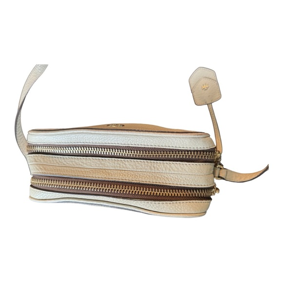 Tory Burch
Tory Burch Beige Leather Double Zip Robinson Crossbody Bag. - Picture 5 of 14